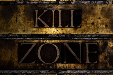 Dokulu grunge bakır ve klasik altın arkaplan üzerindeki Kill Zone metin mesajı
