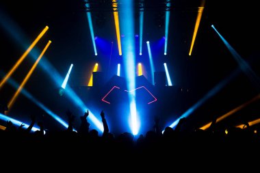 Innsbruck, Avusturya 'da elektronik müzik partisi, Music Hall' da, kırmızı mavi ve sarı hareketli başlıklar ve tezahürat yapan kalabalık