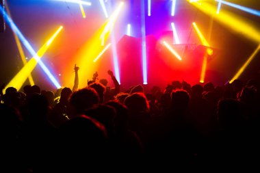 Innsbruck, Avusturya 'da elektronik müzik partisi, Music Hall' da, kırmızı mavi ve sarı hareketli başlıklar ve tezahürat yapan kalabalık