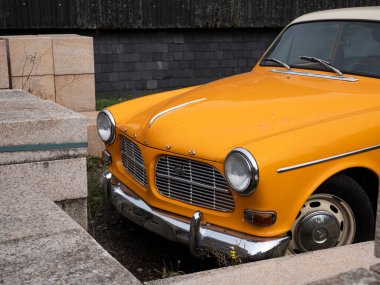 Stekene, Belçika, 25 Eylül 2021, turuncu klasik Volvo 122 'lerin krom tamponlu önü.