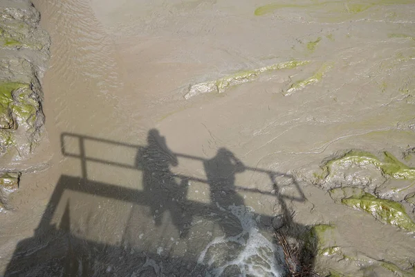 Sombra Silueta Dos Personas Barro Agua Pie Borde Puente — Foto de Stock