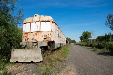 Terk edilmiş eski tren yıllardır beton bir bloğun önünde duruyor.