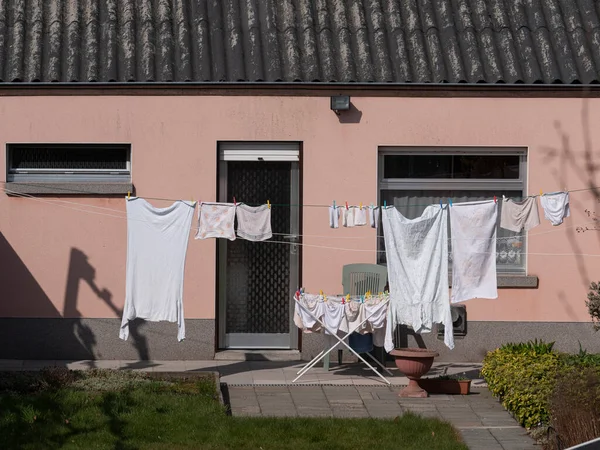 Yıkanmış iç çamaşırları bahar güneşinde çamaşır ipine asılır.