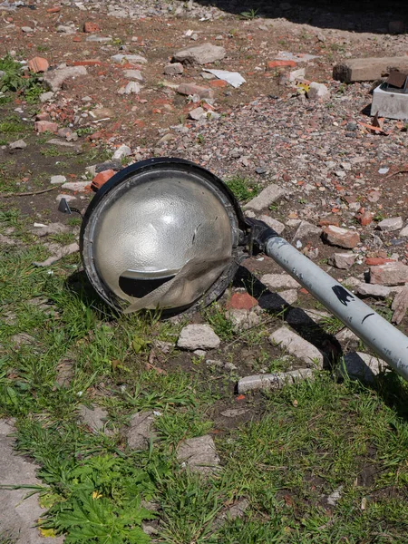 Padlá Pouliční Lampa Rozbitým Stínem Mezi Kamennými Troskami — Stock fotografie