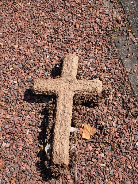 Wooden Cross Lies Ground Red Pebbles — Stock Photo, Image