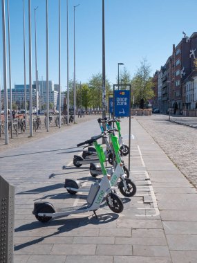 Antwerp, Belçika, 17 Nisan 2020, Antwerp şehrinde bir iniş bölgesinde scooter paylaşımı.