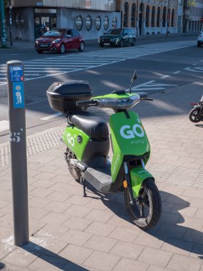 Antwerp, Belçika, 17 Nisan 2020, Green, Antwerp şehrinde bir zebra kavşağında yaya yolunda parkettiği scooter 'ı paylaşmaya gitti.