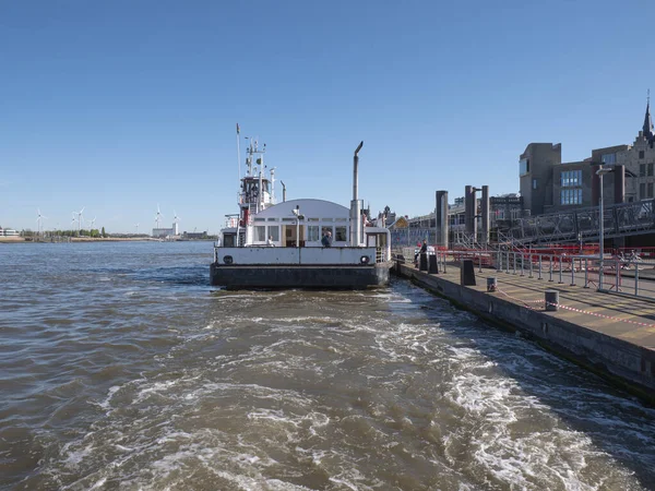 Antwerp, Belçika, 17 Nisan 2022, Sint-Anna ve Steenplein limanlarının sol ve sağ kıyılarını bağlayan feribot ve feribot servisi