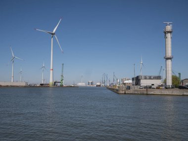Antwerp, Belçika, 17 Nisan 2022, Sibirya Köprüsü 'nden Antwerp limanına genel bakış