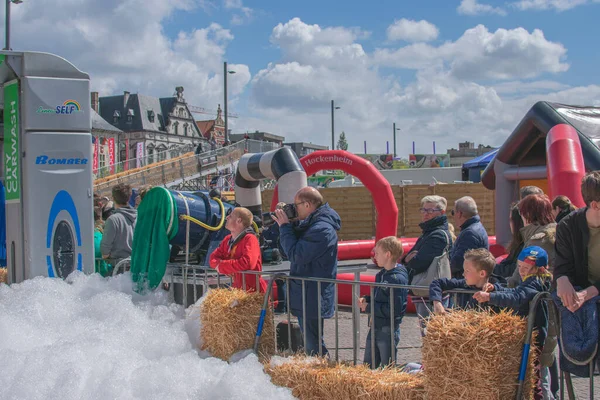 Sint Niklaas, Belçika, Mayıs 05, 2019, Bir fotoğrafçı bir sabun kutusu yarışında çekim yapmak için doğru zamanı bekliyor.
