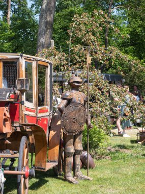 Beervelde, Belçika, 08 Mayıs 2022, Paslı şövalye kıyafeti, eski bir at arabasında mızrakla