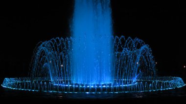 Ortadaki çeşmenin maviye yakın görüntüsü. Jamburi Park, Agrabad, Chittagong, Bangladeş.