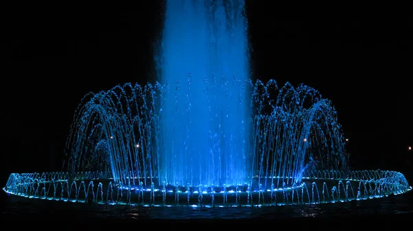 Ortadaki çeşmenin maviye yakın görüntüsü. Jamburi Park, Agrabad, Chittagong, Bangladeş.