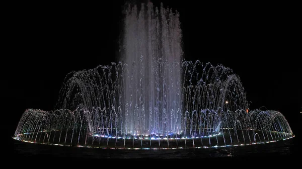 Schließen Sie Den Blick Auf Einen Brunnen Der Mitte Wenn — Stockfoto