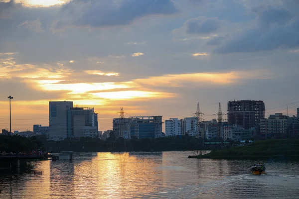 夕方にはスカイラインの建物とダッカ市内の湖の景色 湖の水に反射する日光 — ストック写真