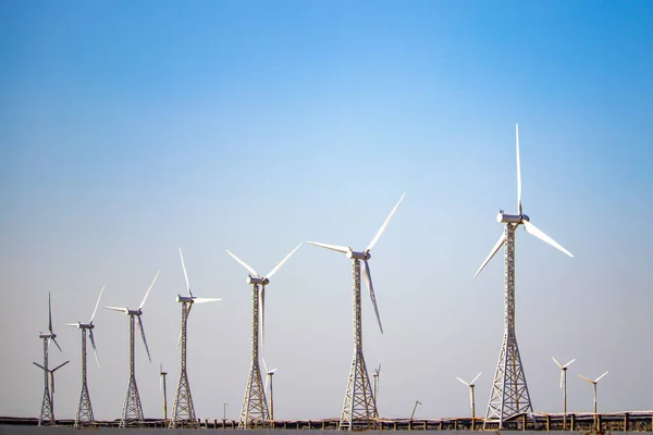 Kutubdia, Bangladeş 'te elektrik üretimi için yel değirmeni. Bangladeş 'in ilk rüzgarı