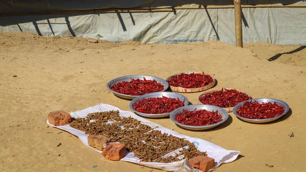 Biraz kırmızı biber ve zencefil Rohingya 'nın Bangladeş mülteci kampında gün ışığında kurumaya bırakıldı..