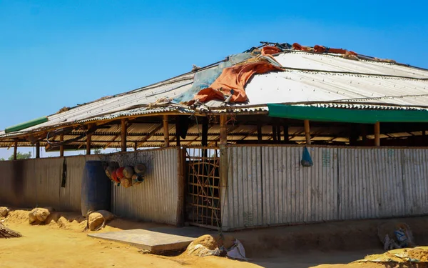 Bangladeş 'teki Balukhali-1 Cox Çarşısı' ndaki Rohingya mülteci kampına demir çarşaflardan yapılmış bir cami..