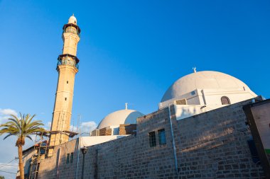 Foregroun üzerinde antik cami ile Jaffa Eski Şehir Sabah görünümü