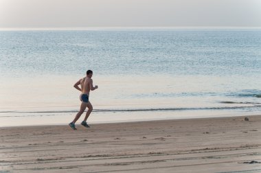 Deniz kıyısında çalışan adam