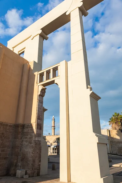 Jaffa eski şehrin eski Camii ile sabah görünümünü foregr üzerinde