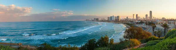 Vista da manhã da cidade do lado do mar — Fotografia de Stock