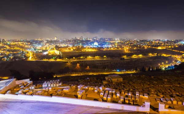 Kudüs'ün gece şehir manzarası