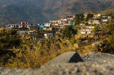 EDITORIAL, tarih - 1 Şubat 2021 - DEHRADUN, Hindistan. Kuzey Hindistan 'daki bir köyün geniş açılı görüntüsü..