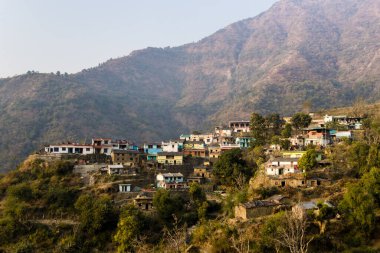 EDITORIAL, tarih - 1 Şubat 2021 - DEHRADUN, Hindistan. Kuzey Hindistan 'daki bir köyün geniş açılı görüntüsü..