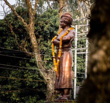ÖZGÜRLÜK. Doğum tarihi: 14 Şubat 2021, Dehradun, Hindistan. Yıldönümünü kutlamak için boynunda çelenk olan bronz bir Swami Vivekananda heykeli..