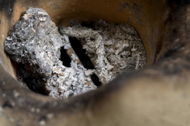 Yakından ateş topu ve odun külleri..