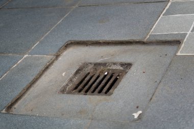 Döşemeli çatıdaki su boşaltma kanalının yakın çekim görüntüsü..