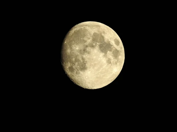 Egy Teleobjektíves Kép Holdról Látható Kráterekkel Sötét Mindenfelé — Stock Fotó