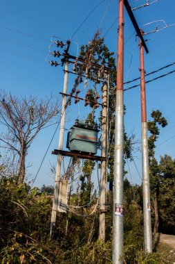 Hindistan 'da elektrik direkleri ve transformatörler..