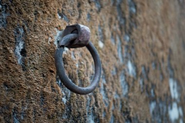 Duvarda eski bir demir yüzük tutacağının yakın çekimi..