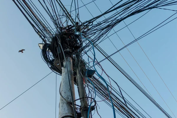 Elektriciteitspalen Met Overvolle Draden Een Verdeelkast India — Stockfoto