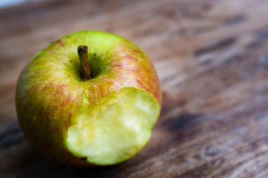 Yarı yenmiş elmanın doğal ortamında görünür bir tohumu yakın plan çekimi.