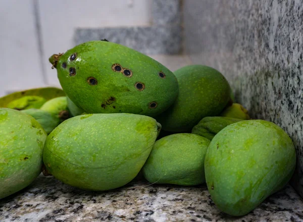Close Shot Heap Raw Mangoes Mangifera Indica Commonly Known Mango — стоковое фото