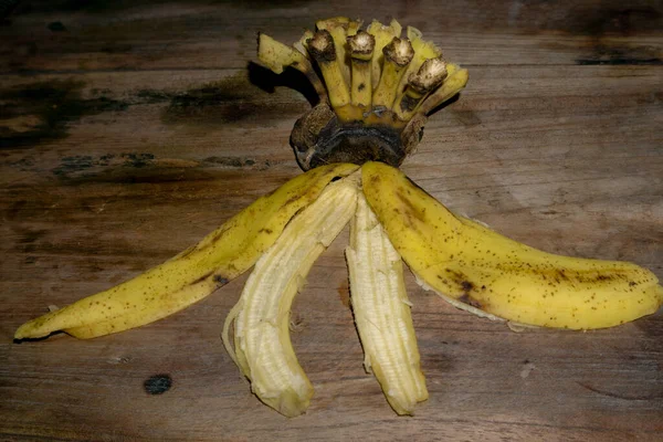 Изолированный Кадр Банановой Кожуры Разбросанный Столешнице — стоковое фото