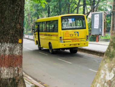 29 Haziran 2020. Uttarakhand, Hindistan. Hindistan 'ın Dehradun şehrinde büyük sarı bir üniversite otobüsünü vurdular..