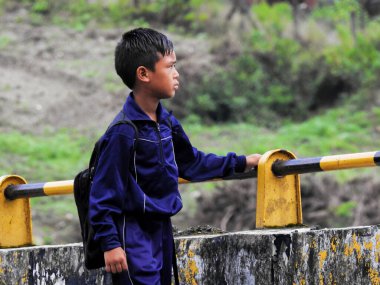 25 Eylül 2019. Dehradun, Uttarakhand, Hindistan. Asyalı bir köylü okul çocuğunun dış dünyaya bakışının yan görüntüsü.