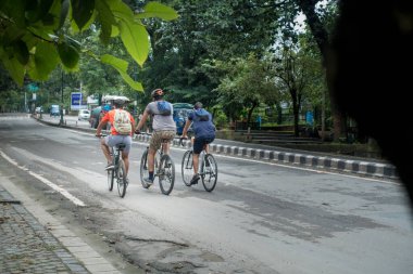 29 Ağustos 2020 'de. Dehradun, Uttarakhand, Hindistan. Sırt çantalı bir grup bisikletçi sabahları dehradun şehrinin ıslak boş sokaklarında geziyorlar..