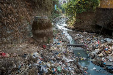 Plastik ve toksik atıklarla dolu bir kanalizasyon. Dehradun, uttarakhand Hindistan.
