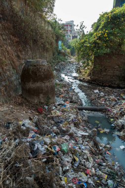 Plastik ve toksik atıklarla dolu bir kanalizasyon. Dehradun, uttarakhand Hindistan.
