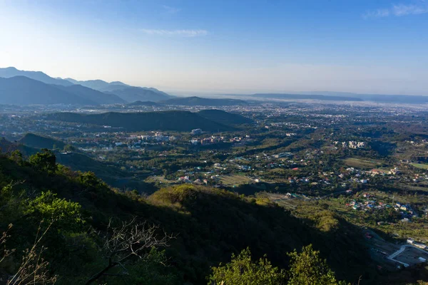 Tarih - 1 Şubat 2021 - DEHRADUN, Hindistan. Uttarakhand eyaletindeki Mussoorie Hill 'den Dehradun Şehir Vadisi' nin geniş açılı görüntüsü..