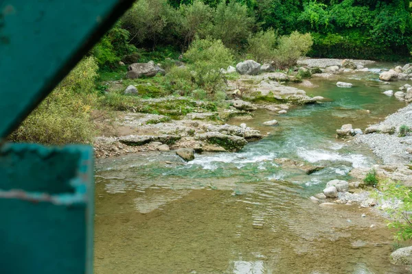 Ένα Ευρύ Πλάνο Ενός Ποταμού Που Ρέει Μέσα Από Δάσος — Φωτογραφία Αρχείου