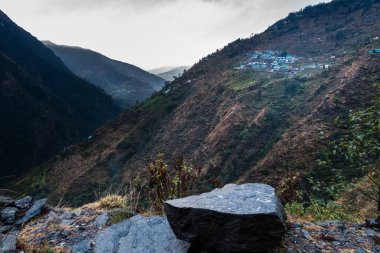 Chamoli Garhwal, Uttrakhand 'ın Okhimath ilçesine bağlı küçük bir köyün güzel bir görüntüsü. Hindistan. 23 Ocak 2022.