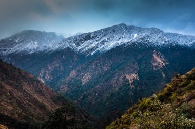 Snow 'un, Chamoli Garhwal, Uttrakhand' ın Okhimath bölgesindeki dağları kaplayan güzel bir fotoğrafı. Hindistan.