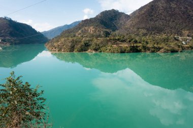 Uttarakhand, Hindistan 'ın Garhwal bölgesinde Srinagar ve Rudraprayag arasındaki Alaknanda Nehri. 21 Ocak 2022.