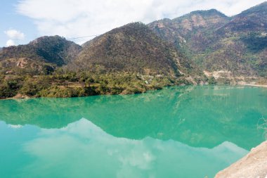 Uttarakhand, Hindistan 'ın Garhwal bölgesinde Srinagar ve Rudraprayag arasındaki Alaknanda Nehri. 21 Ocak 2022.